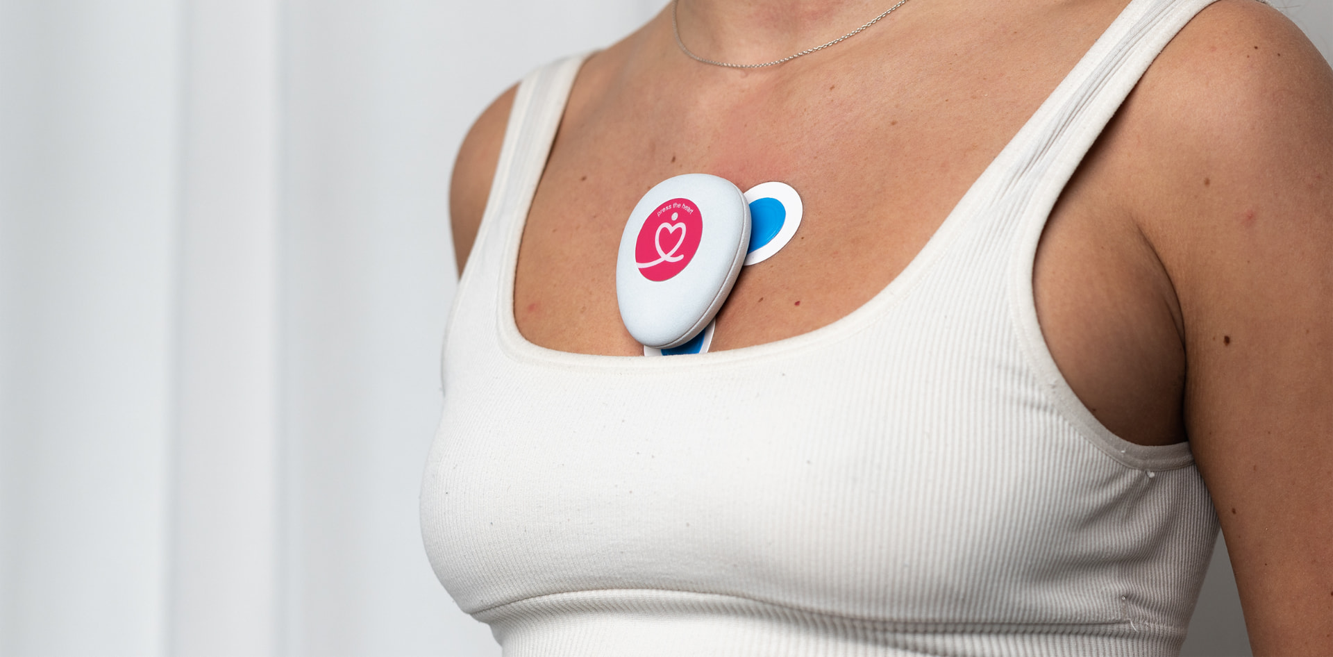 Patient med MedBeats VIVO långtids-EKG på bröstkorgen